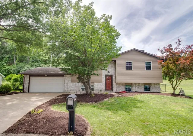 Homes for sale in Alton, IL | 5204 Pin Oak Dr, Alton, IL 62002 | MLS# MIS26033446