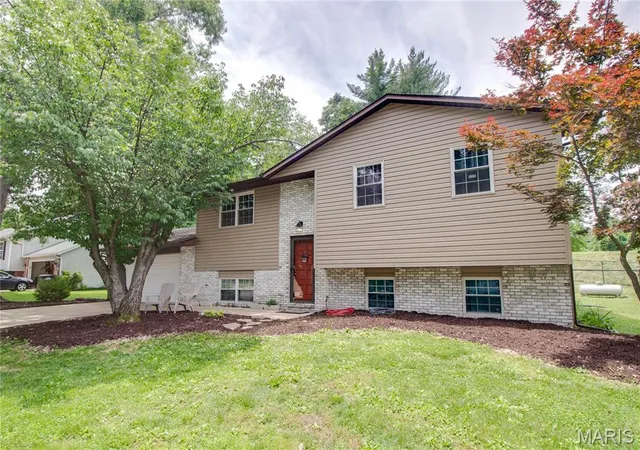 Homes for sale in Alton, IL | 5204 Pin Oak Dr, Alton, IL 62002 | MLS# MIS26033446