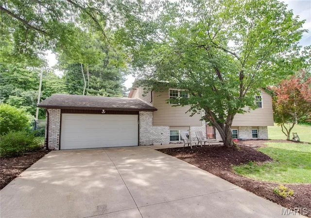 Homes for sale in Alton, IL | 5204 Pin Oak Dr, Alton, IL 62002 | MLS# MIS26033446