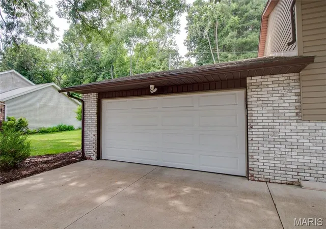 Homes for sale in Alton, IL | 5204 Pin Oak Dr, Alton, IL 62002 | MLS# MIS26033446
