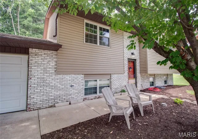 Homes for sale in Alton, IL | 5204 Pin Oak Dr, Alton, IL 62002 | MLS# MIS26033446