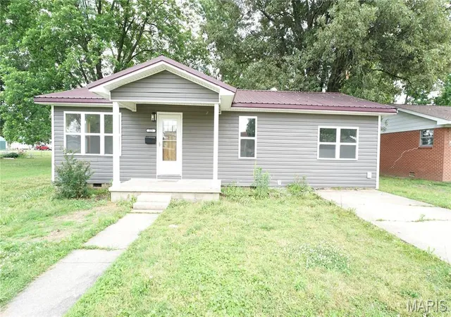 Homes for sale in Dexter, MO | 328 W Oak St, Dexter, MO 63841 | MLS# MIS26033448