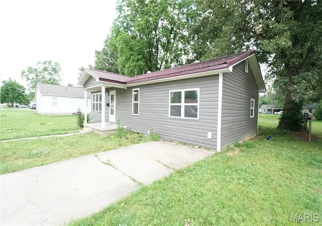 Homes for sale in Dexter, MO | 328 W Oak St, Dexter, MO 63841 | MLS# MIS26033448