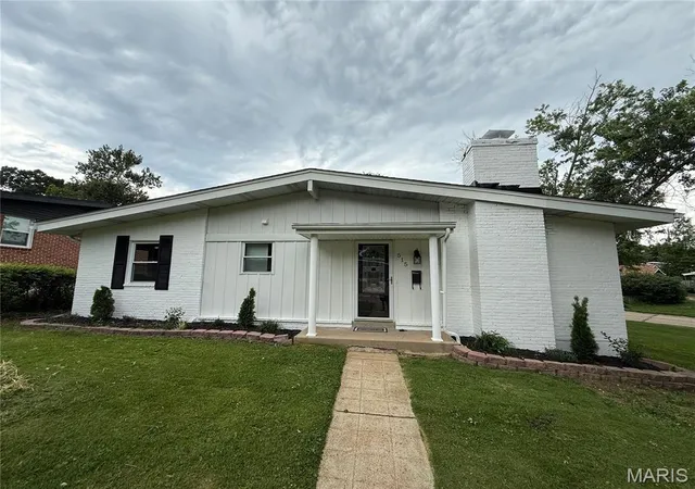 Single family home for sale at 515 Crestvale Dr, Saint Louis, MO 63119 | MLS# MIS26033505