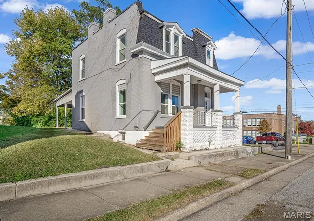 Photo 2 of Single family home for sale at 221 N 2nd St, Belleville, IL 62220 | MLS# MIS26033556 | Listing updated on 2026-10-01