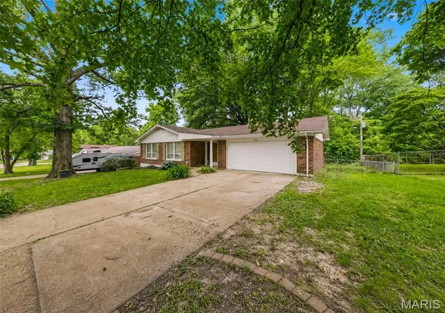 3rd image of 1219 Hobson Dr, Saint Louis, MO 63135 | MLS# MIS26033589