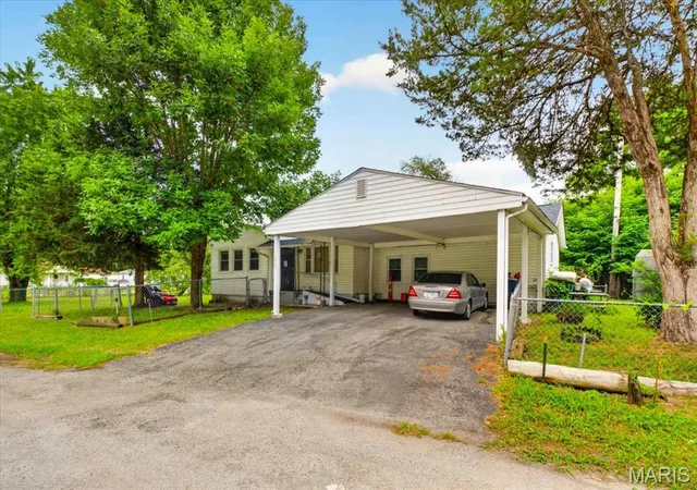 2nd image of 5948 Piat Pl, East Saint Louis, IL 62203 | MLS# MIS26033607