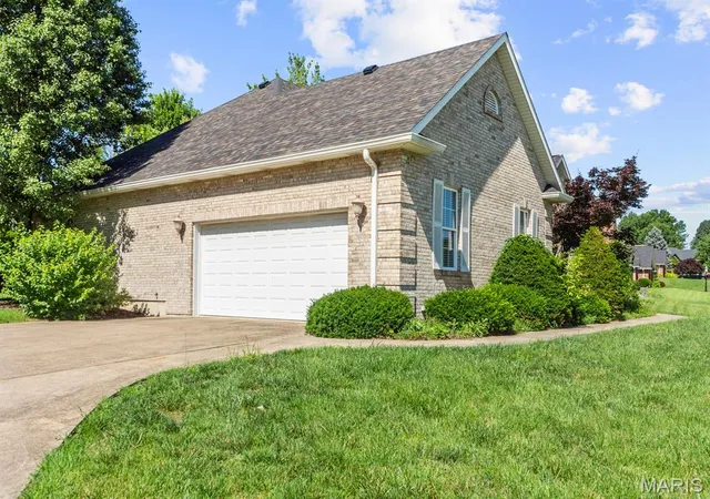 Homes for sale in Columbia, IL | 1515 Gedern Dr, Columbia, IL 62236 | MLS# MIS26033619