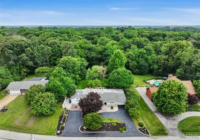 Photo 2 of Sale Pending at 55 Garden Ln, Maryland Heights, MO 63043 | MLS# MIS26033623 | Listing updated on 2026-08-08