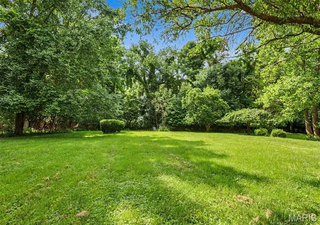 Photo 3 of Sale Pending at 55 Garden Ln, Maryland Heights, MO 63043 | MLS# MIS26033623 | Listing updated on 2026-08-08