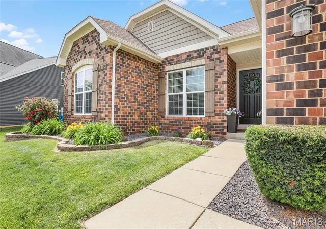 Homes for sale in Wood River, IL | 3405 Crescent Ct, Wood River, IL 62095 | MLS# MIS26033635