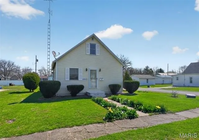 Single family home for sale at 1005 S Macoupin St, Gillespie, IL 62033 | MLS# MIS26033642