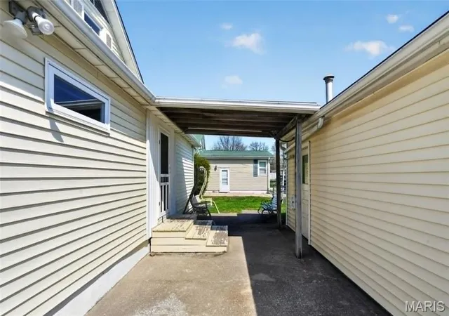 Photo 3 of Single family home for sale at 1005 S Macoupin St, Gillespie, IL 62033 | MLS# MIS26033642 | Listing updated on 2026-09-23