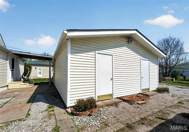 Photo 3 of Single family home for sale at 1005 S Macoupin St, Gillespie, IL 62033 | MLS# MIS26033642 | Listing updated on 2026-10-19