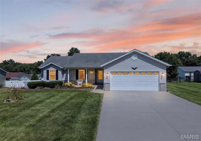 Homes for sale in Troy, MO | 1072 Huntington Dr, Troy, MO 63379 | MLS# MIS26033671