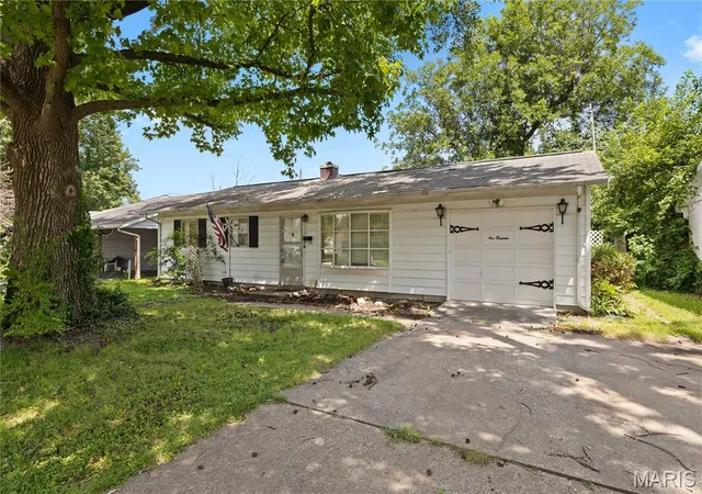 Photo 1 of Single family home for sale at 114 Saint James Ln, East Saint Louis, IL 62206 | MLS# MIS26033719 | Listing updated on 2026-07-23