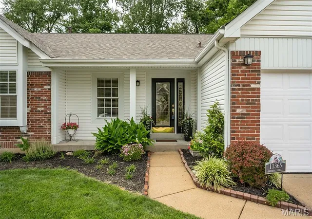 Homes for sale in Maryland Heights, MO | 11365 Brierhall Cir, Maryland Heights, MO 63043 | MLS# MIS26033721