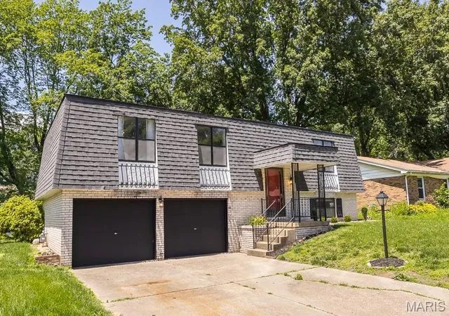 Photo 2 of Single family home for sale at 109 San Mateo Dr, Belleville, IL 62221 | MLS# MIS26033727 | Listing updated on 2026-09-12