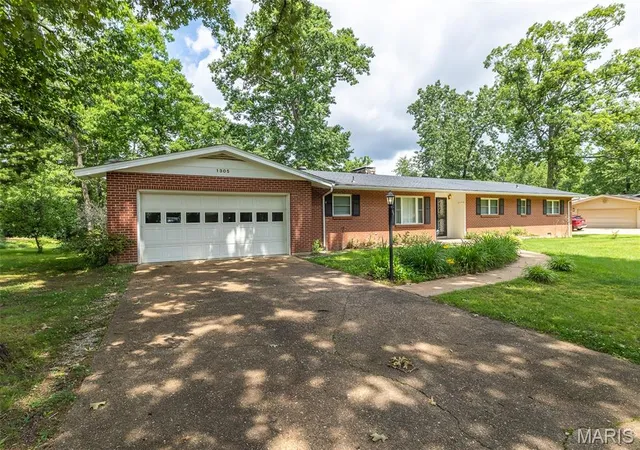 1st image of 1305 Lurlyn Rd, Poplar Bluff, MO 63901 | MLS# MIS26033751
