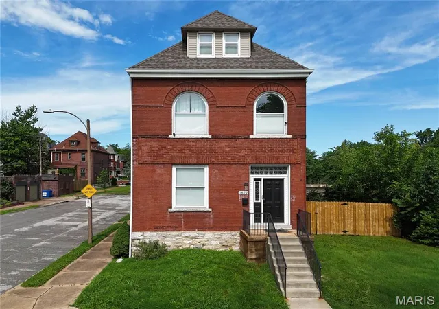 2nd image of 1829 Oregon Ave, St Louis, MO 63104 | MLS# MIS26033758
