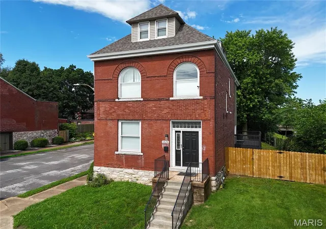 3rd image of 1829 Oregon Ave, St Louis, MO 63104 | MLS# MIS26033758