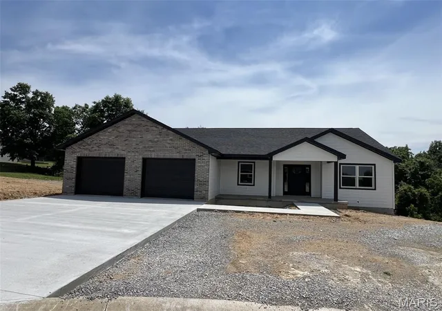 Photo 2 of Single family home for sale at 705 Mcintosh Ct, Hannibal, MO 63401 | MLS# MIS26033803 | Listing updated on 2026-10-13