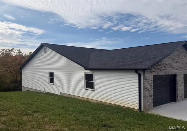 Photo 2 of Single family home for sale at 705 Mcintosh Ct, Hannibal, MO 63401 | MLS# MIS26033803 | Listing updated on 2026-10-27