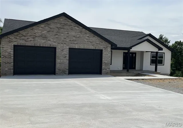 Photo 3 of Single family home for sale at 705 Mcintosh Ct, Hannibal, MO 63401 | MLS# MIS26033803 | Listing updated on 2026-10-13