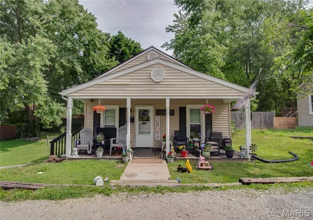 Homes for sale in Alton, IL | 3308 Fernwood Ave, Alton, IL 62002 | MLS# MIS26033866