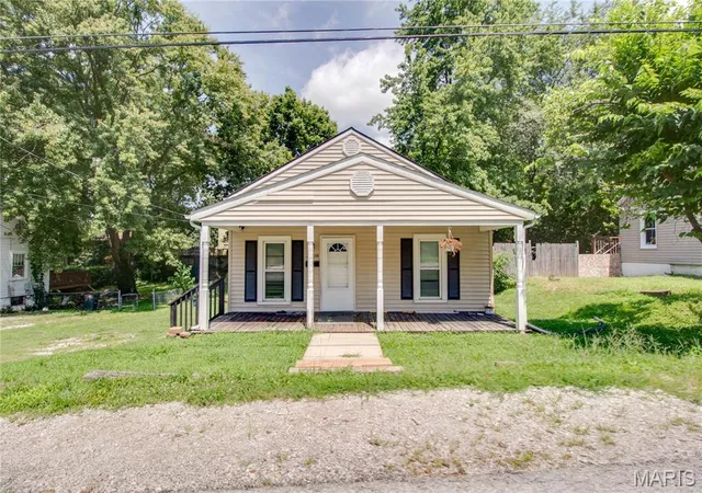 2nd image of 3308 Fernwood Ave, Alton, IL 62002 | MLS# MIS26033866
