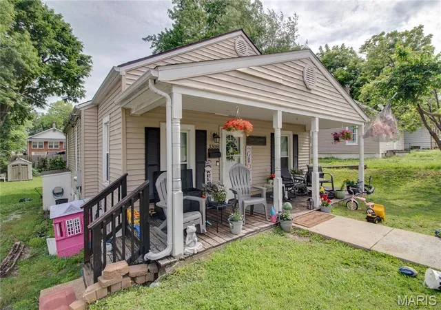 Homes for sale in Alton, IL | 3308 Fernwood Ave, Alton, IL 62002 | MLS# MIS26033866