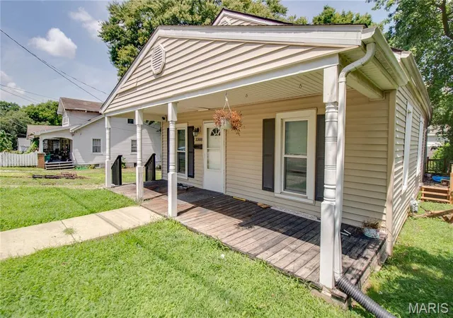 Photo 2 of Single family home for sale at 3308 Fernwood Ave, Alton, IL 62002 | MLS# MIS26033866 | Listing updated on 2026-08-30