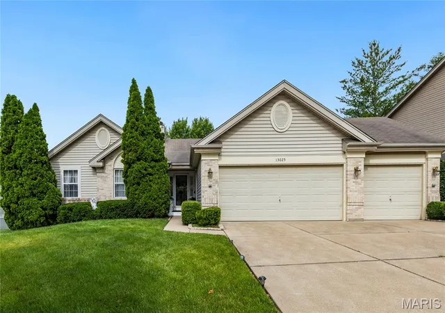 Homes for sale in Florissant, MO | 13025 Kinsley Heights Dr, Florissant, MO 63033 | MLS# MIS26033940