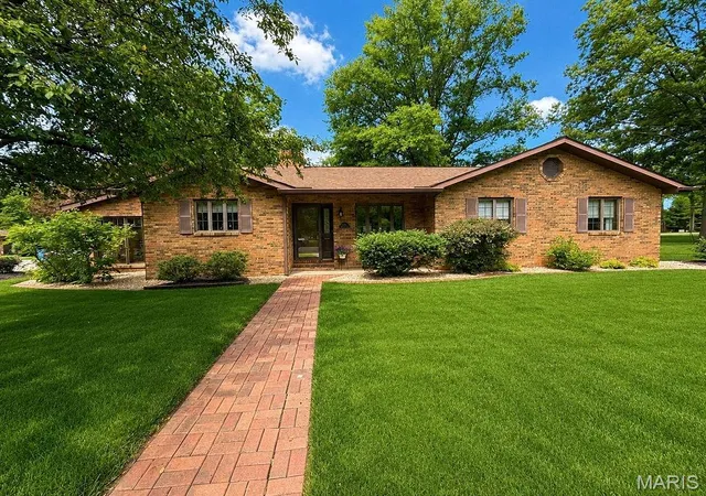 Homes for sale in Trenton, IL | 315 Pin Oak St, Trenton, IL 62293 | MLS# MIS26033971