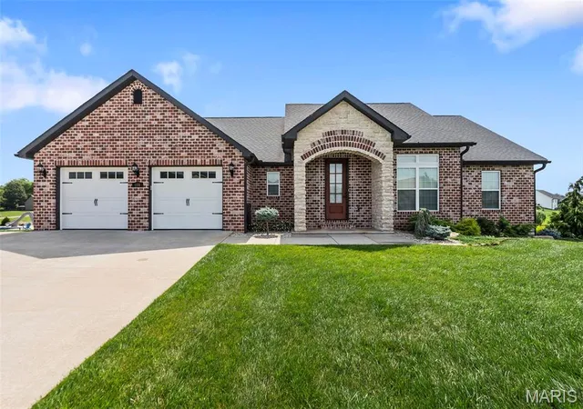 Photo 1 of Single family home for sale at 800 Lakeview Xing, Cape Girardeau, MO 63701 | MLS# MIS26033990 | Listing updated on 2026-09-04