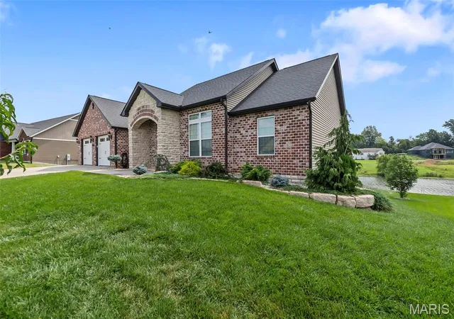 Photo 3 of Single family home for sale at 800 Lakeview Xing, Cape Girardeau, MO 63701 | MLS# MIS26033990 | Listing updated on 2026-09-04