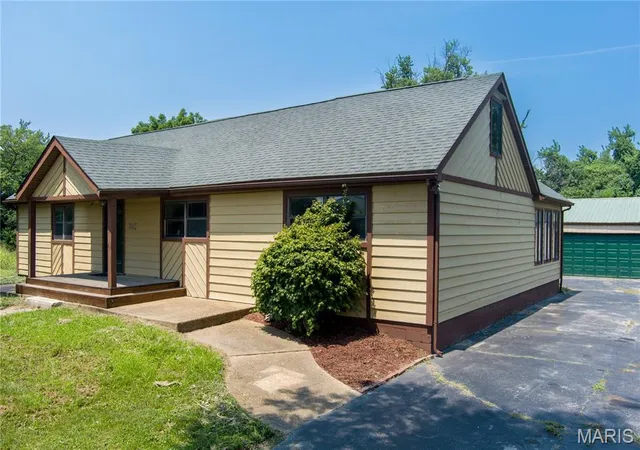 Homes for sale in Edwardsville, IL | 5171 Old Alton Edwardsville Rd, Edwardsville, IL 62025 | MLS# MIS26033992