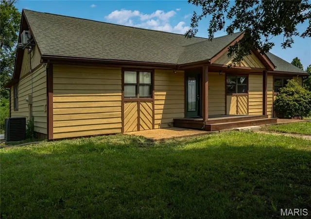 Homes for sale in Edwardsville, IL | 5171 Old Alton Edwardsville Rd, Edwardsville, IL 62025 | MLS# MIS26033992