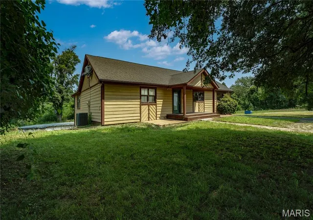 Homes for sale in Edwardsville, IL | 5171 Old Alton Edwardsville Rd, Edwardsville, IL 62025 | MLS# MIS26033992