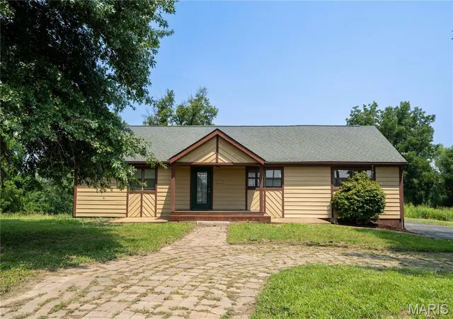 Homes for sale in Edwardsville, IL | 5171 Old Alton Edwardsville Rd, Edwardsville, IL 62025 | MLS# MIS26033992