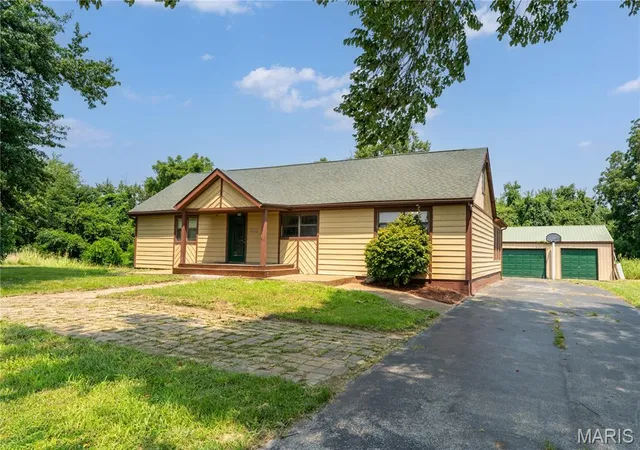 Homes for sale in Edwardsville, IL | 5171 Old Alton Edwardsville Rd, Edwardsville, IL 62025 | MLS# MIS26033992