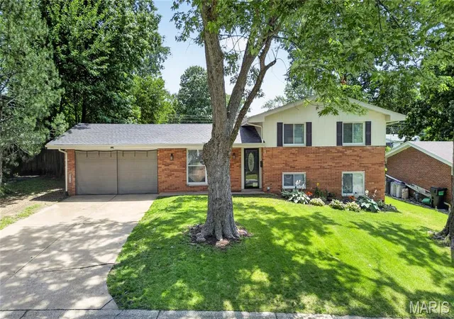 Homes for sale in Belleville, IL | 824 English Ln, Belleville, IL 62223 | MLS# MIS26034009