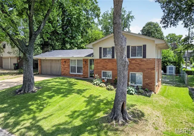 Homes for sale in Belleville, IL | 824 English Ln, Belleville, IL 62223 | MLS# MIS26034009