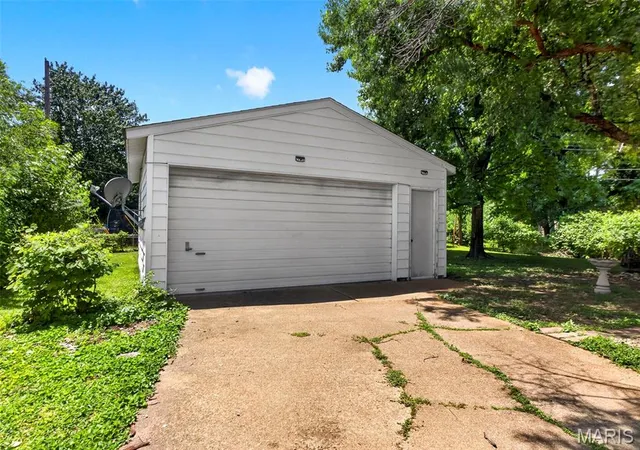 3rd image of 800 Crowder Dr, Florissant, MO 63031 | MLS# MIS26034016