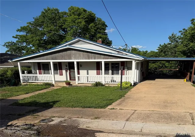 Homes for sale in De Soto, MO | 217 Donnelly St, De Soto, MO 63020 | MLS# MIS26034019