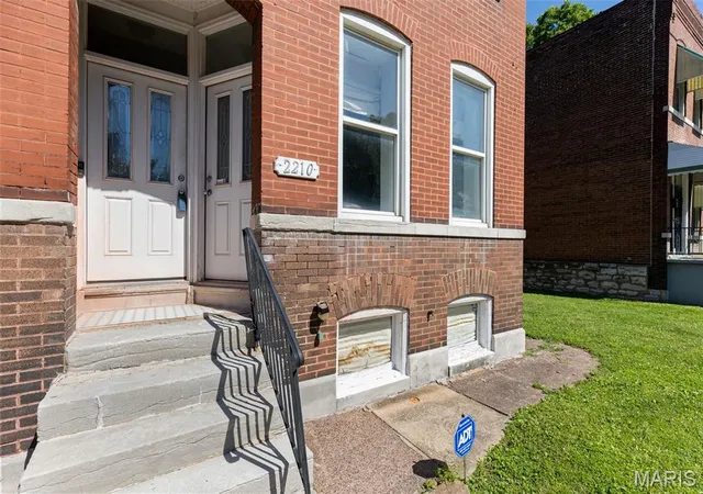 3rd image of 2210 Missouri Ave, Saint Louis, MO 63104 | MLS# MIS26034150
