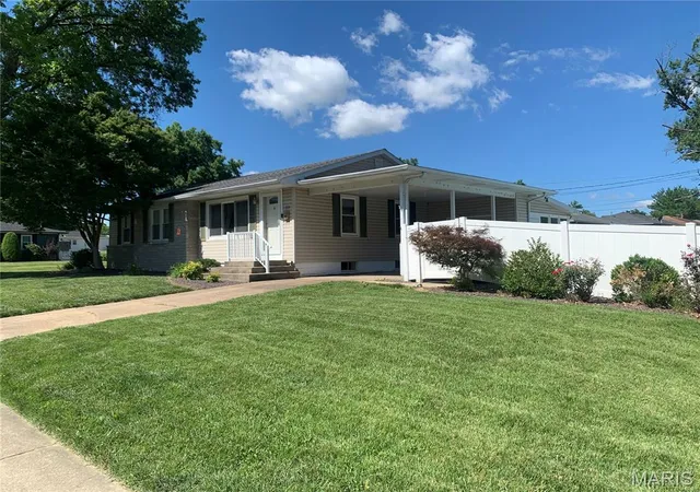Homes for sale in Edwardsville, IL | 1515 Madison Ave, Edwardsville, IL 62025 | MLS# MIS26034193