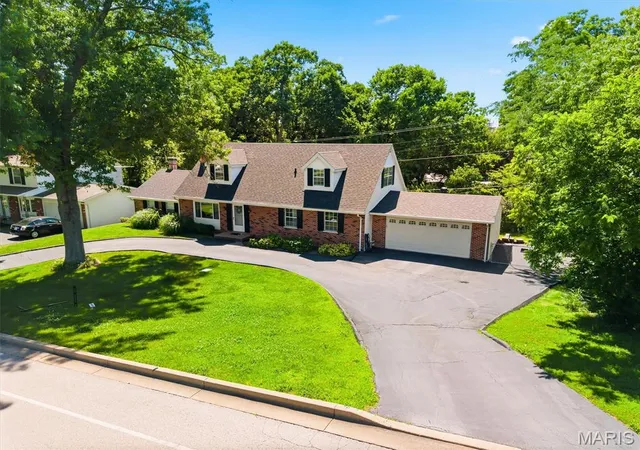 Homes for sale in Creve Coeur, MO | 1143 Fernview Dr, Creve Coeur, MO 63141 | MLS# MIS26034240