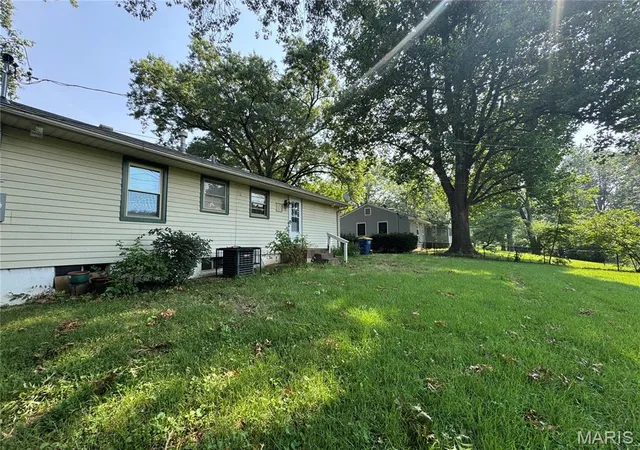 Photo 3 of Single family home for sale at 10 Drummond Dr, Saint Louis, MO 63135 | MLS# MIS26034256 | Listing updated on 2026-06-13