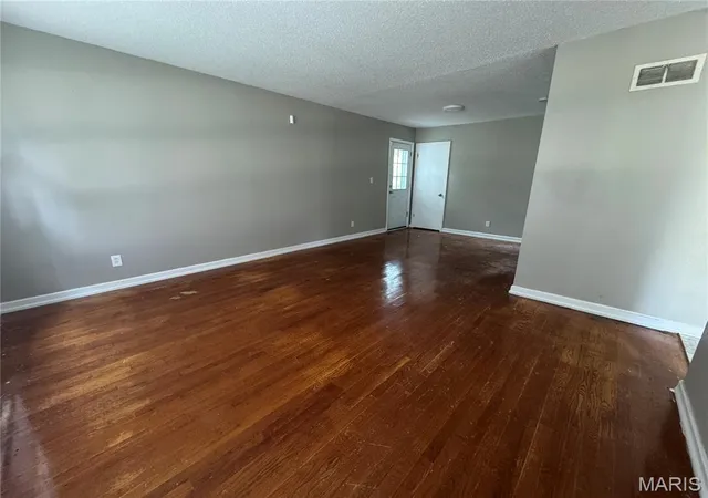 Photo 3 of Single family home for sale at 10 Drummond Dr, Saint Louis, MO 63135 | MLS# MIS26034256 | Listing updated on 2026-06-13